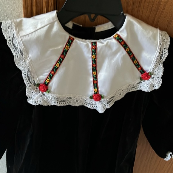 5/20🔴 Black Velvet and WhiteGirls Dress Sz 6 Lace Flowers accent Long sleeves. - Picture 3 of 9
